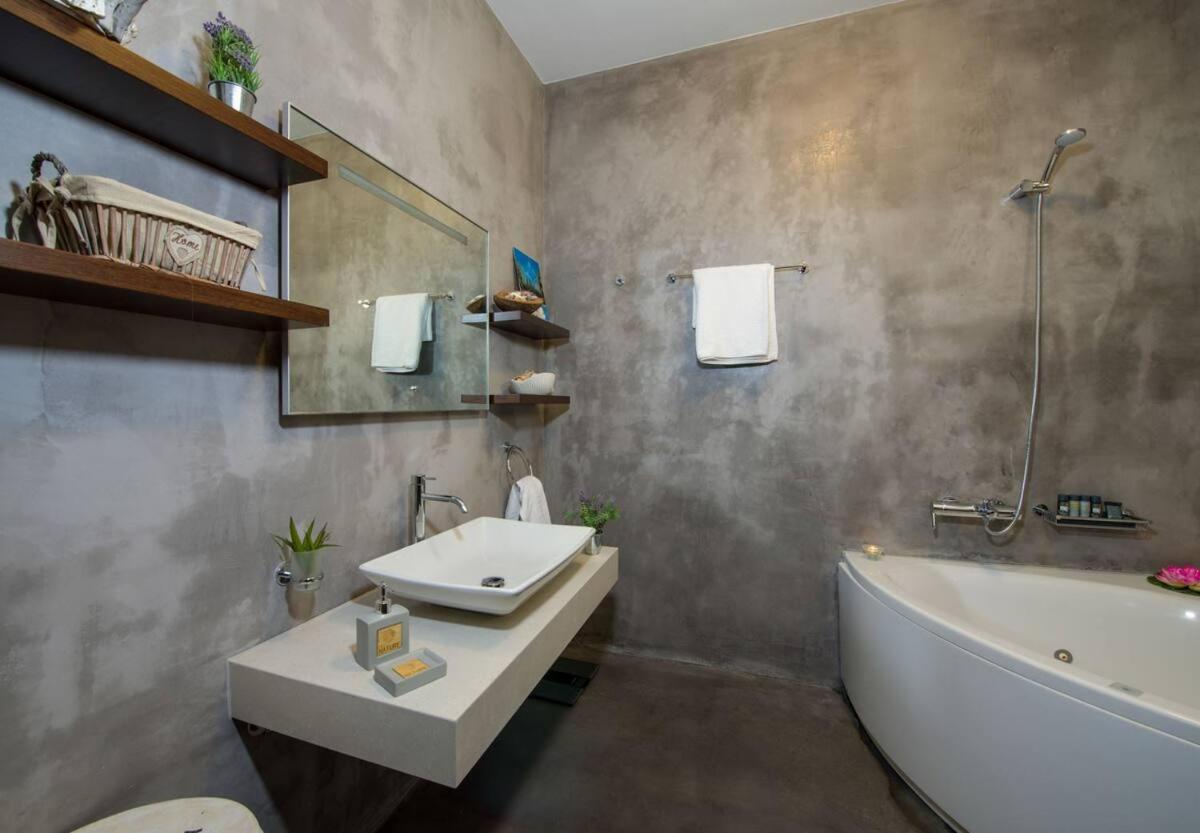 Villa Lady Dafni With Private Heated Pool มาเลเม ภายนอก รูปภาพ